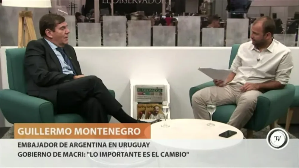 El embajador de Argentina en Uruguay, Guillermo Montenegro, señaló que la negociación del gobierno de Macri con los holdouts es necesario para la generación de confianza y de ingreso de Argentina al mundo de la confiabilidad y no cree que se genere sobreendeudamiento, sino reactivación económica. Sobre los despidos masivos en el área pública opinó que había mucha gente que no trabajaba.