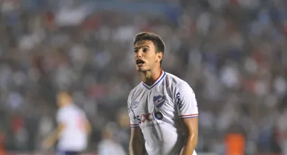 Leandro Barcia protesta el gol que no le cobraron