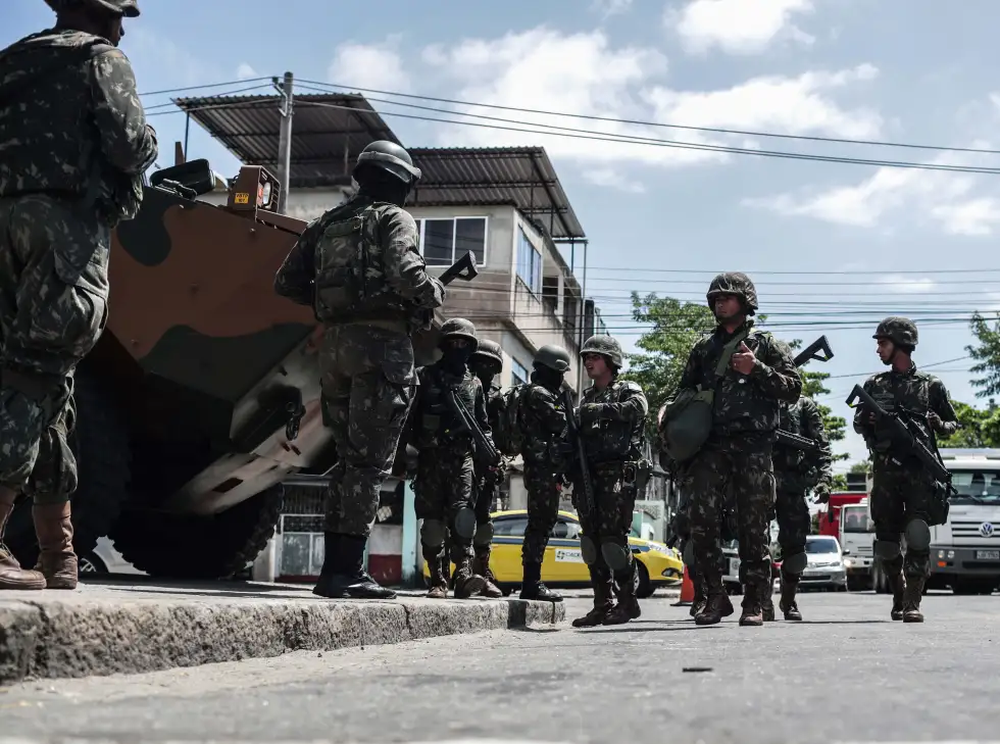 Militares patrullan en Brasil