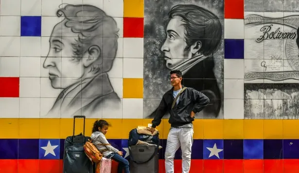 Ciudadanos venezolanos esperan cruzar el puente internacional Simón Bolívar hacia Colombia
