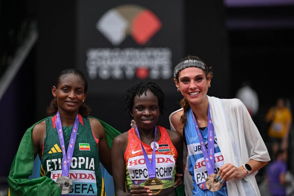 Tigst Assefa de Etiopía fue medalla de plata, Peres Jepchirchir de Kenia en el medio con el oro, y Julia Paternain de Uruguay con el bronce en la prueba de maratón femenina en el Mundial de atletismo de Tokio 2025