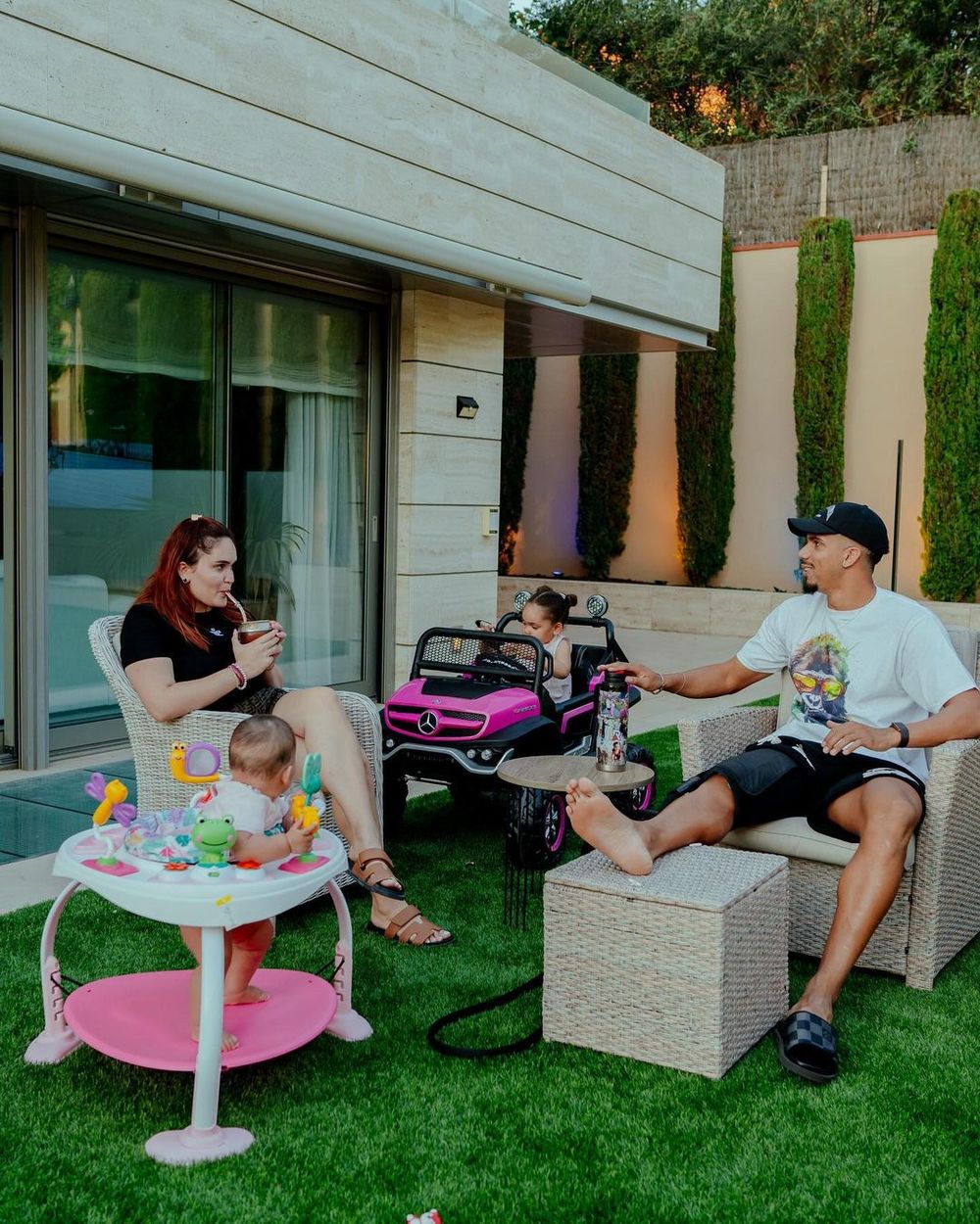 Ronald Araujo de vacaciones y en recuperación junto a su familia