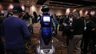 Una figura robótica interactúa con los asistentes de la CES 2017