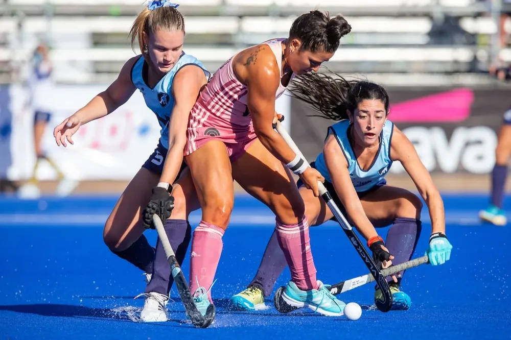 Pilar Oliveros y Manuela Serra prendidas en la marca