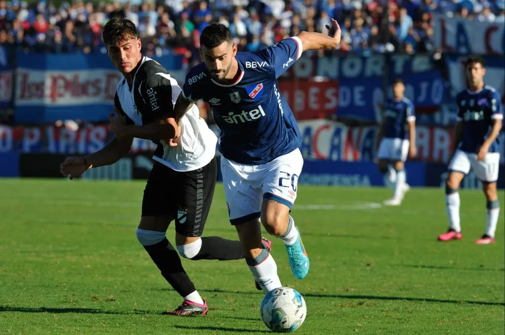Santiago Silva de Danubio marca a Gastón Pereiro de Nacional