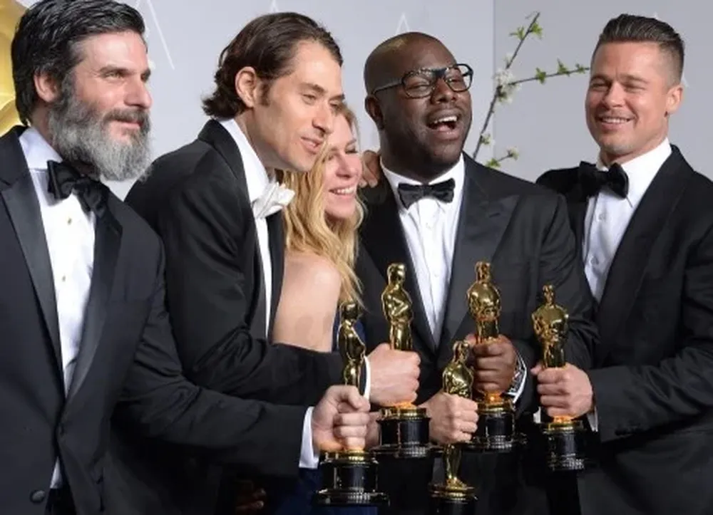 Brad Pitt y Steve McQueen celebran el premio a mejor película de 12 años de esclavitud