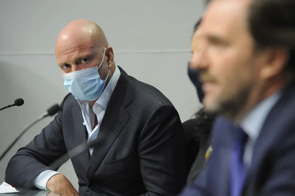 Giussepe Cirpriani en la firma de la concesión de la construcción del hotel con casino en Punta del Este