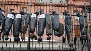 Los congregados colgaron enormes bolsas mortuarias negras con nombres de dirigentes oficialistas vacunados.