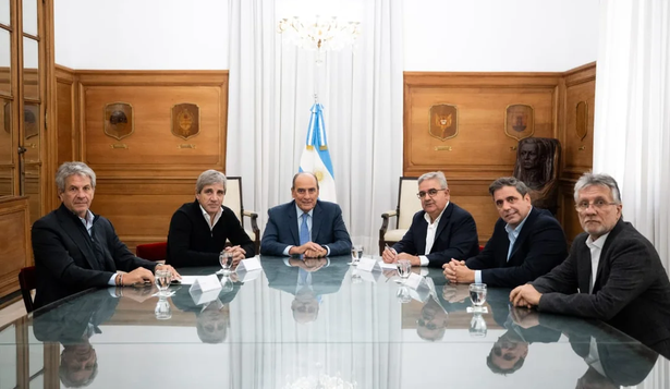 El gobernador de Catamarca, Raúl Jalil, rubricó el acuerdo junto con el jefe de Gabinete de Ministros, Guillermo Francos; el ministro de Economía, Luis Caputo; el vicejefe de Gabinete del Interior, Lisandro Catalán; y el director ejecutivo de ARCA, Juan Pazo. También asistió el senador catamarqueño, Guillermo Andrada.