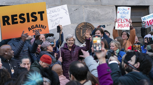La senadora demócrata Elizabeth Warren en una protesta frente al Departamento del Tesoro