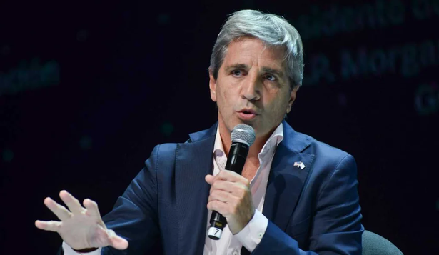 Sobre las críticas de la oposición y el kirchnerismo, Luis Caputo los acusó de generar incertidumbre y desestabilizar al Gobierno por medios políticos.