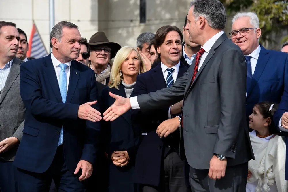 Álvaro Delgado y Yamandú Orsi en acto por el natalicio de Artigas en Sauce; detrás está Beatriz Argimón y Luis Lacalle Pou