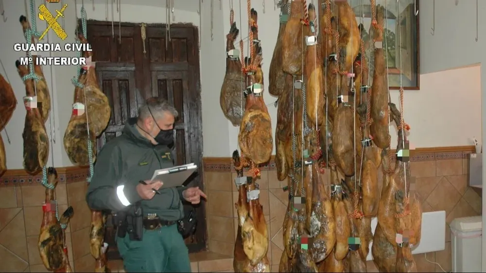 La Guardia Civil intervino casi 3000 jamones por fraude alimentario.