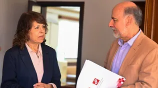 La presidenta del Directorio de la Caja de Profesionales, Virginia Romero, junto al ministro de Trabajo Pablo Mieres