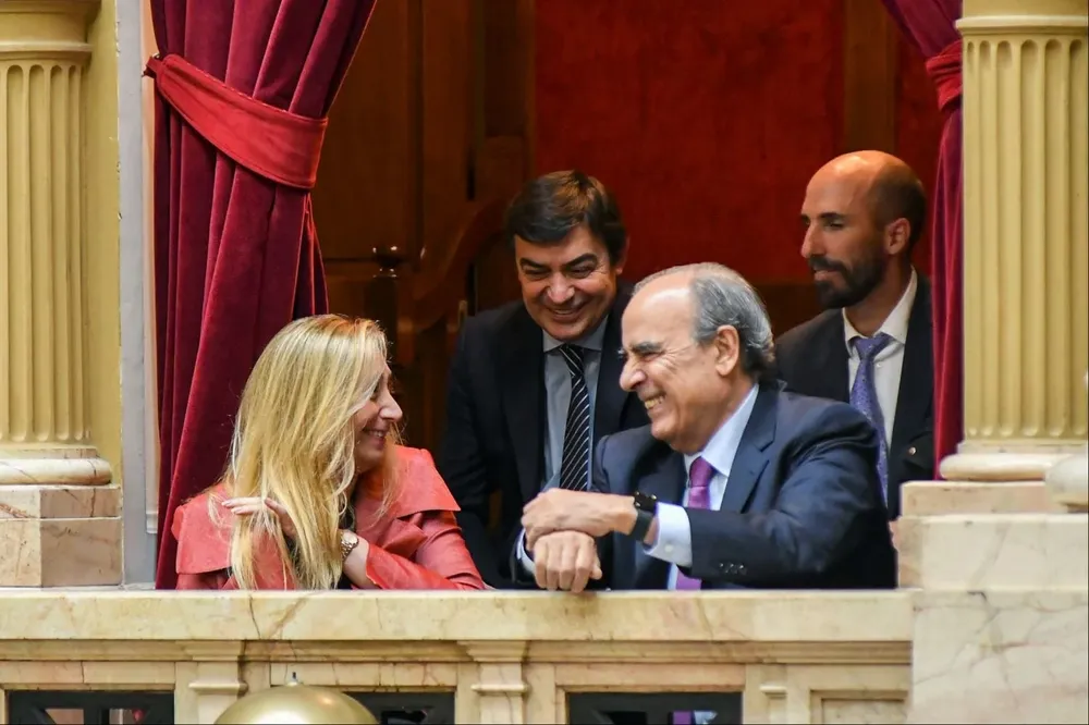 Guillermo Francos y Karina Milei durante la sesión en Diputados