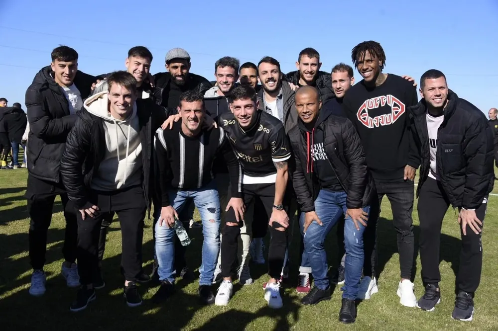 Valverde con los jugadores del actual equipo de Peñarol