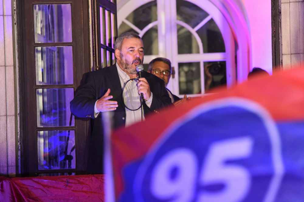 Mario Bergara dando su discurso de victoria el domingo 11