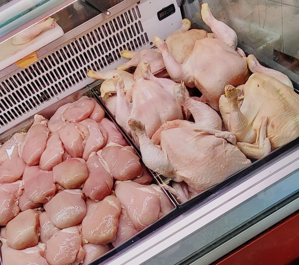 Pollo entero, muslo y suprema: precios a la baja.