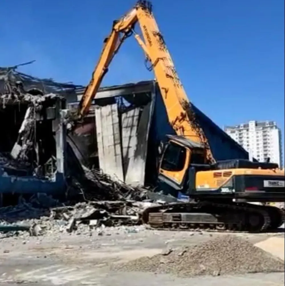 Las máquinas trabajando en la demolición del Punta Shopping