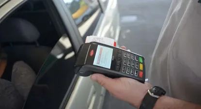 Comercios que rechacen el débito los ahogará la corriente, dice MEF