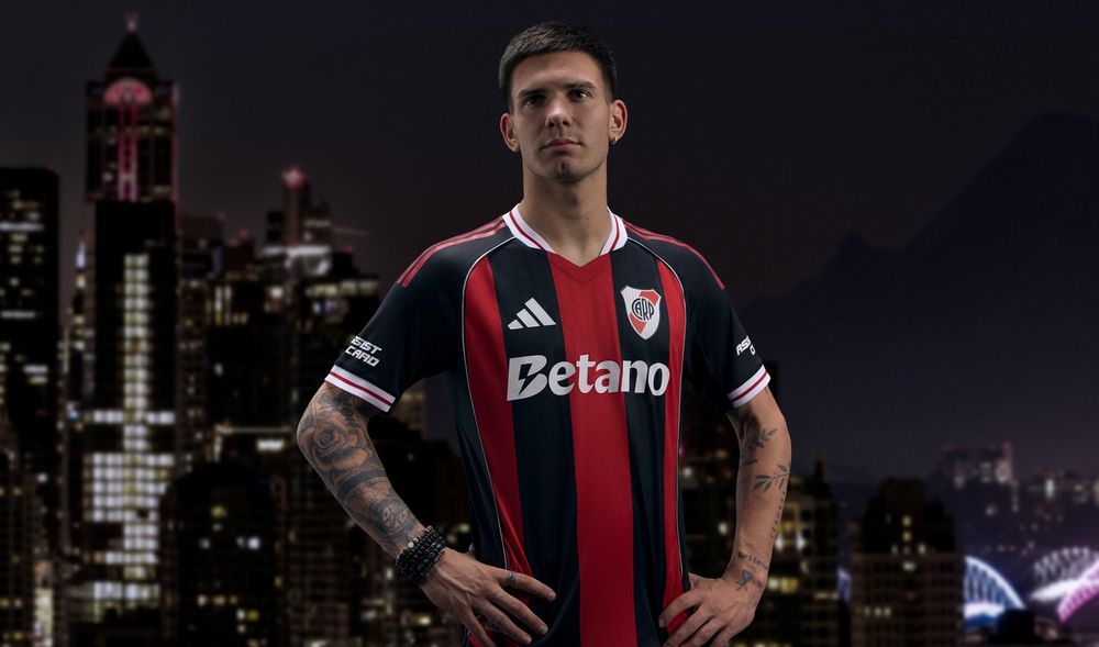 Mastantuono con la nueva camiseta de River sponsoreada por Betano