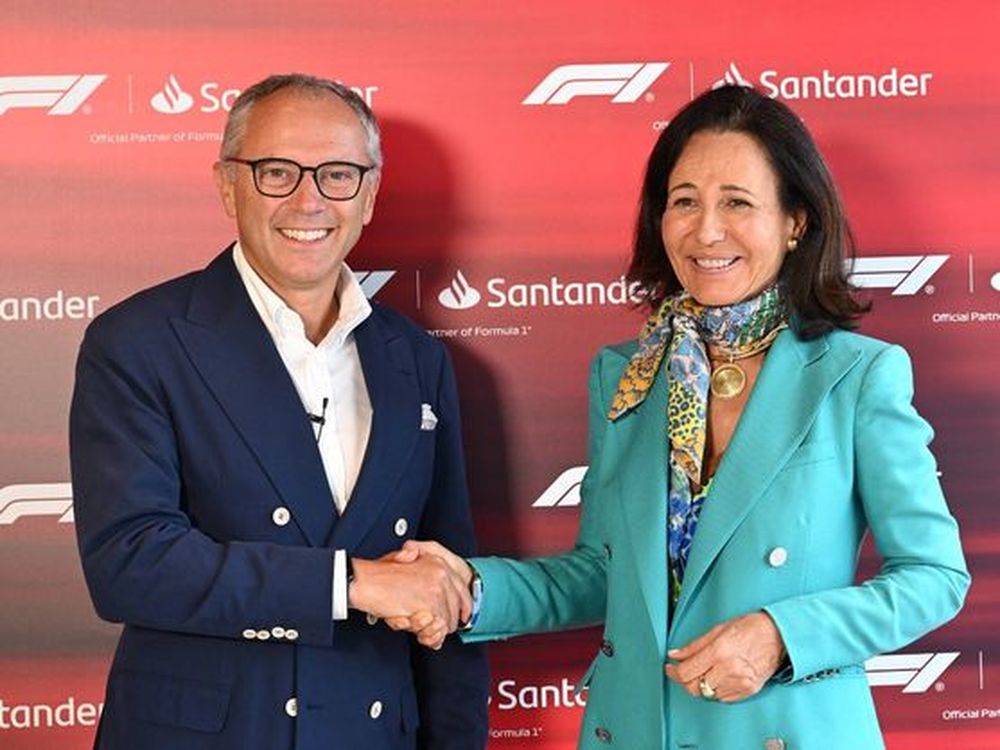 Stefano Domenicali, consejero delegado de la Fórmula 1, y Ana Botín, presidenta del Santander.
