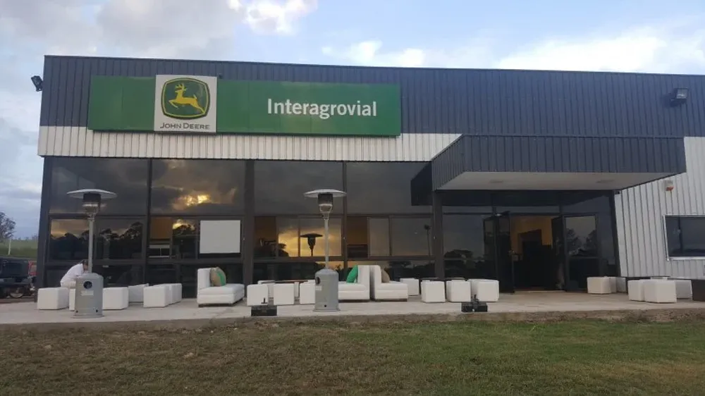 La nueva sucursal está sobre el km 368,5 de la ruta 3 y próxima a la ruta 90.