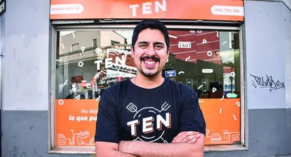 Sebastián Álvarez al frente del local de Ten en el centro de Montevideo