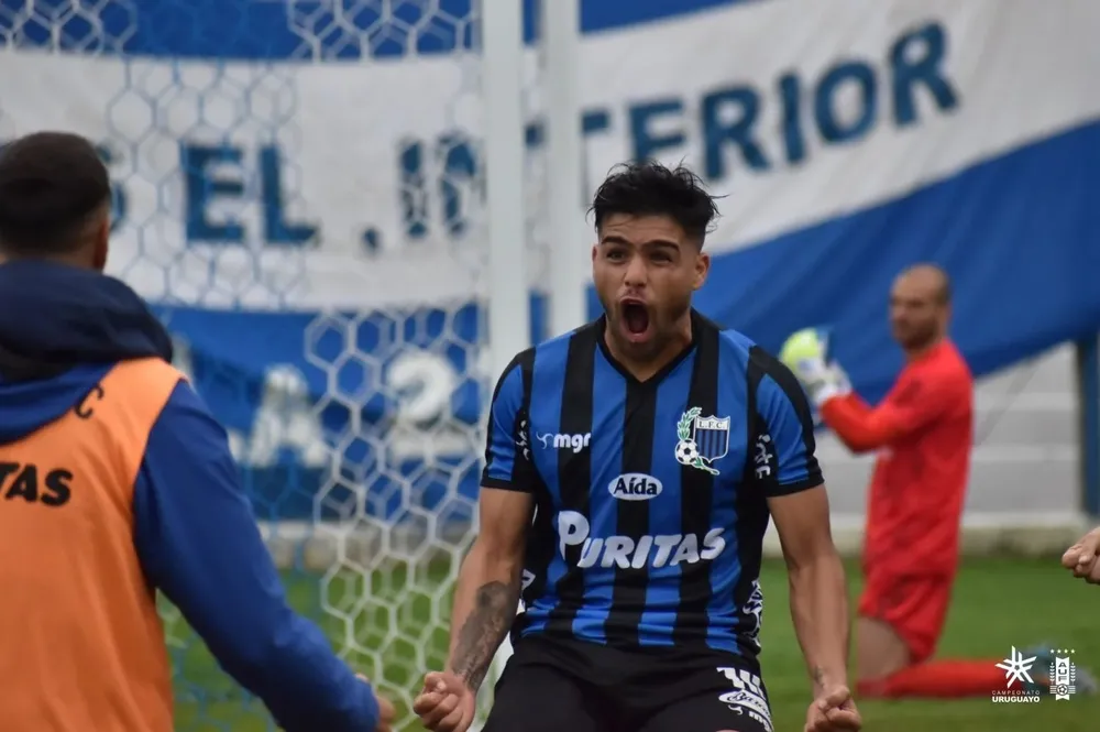 Alan Medina celebra su gol de penal para el transitorio 1-0 de Liverpool ante Cerro Largo en Melo