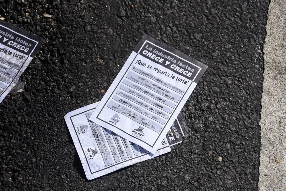 Volantes distribuidos durante la última movilización de los trabajadores de la industria láctea.