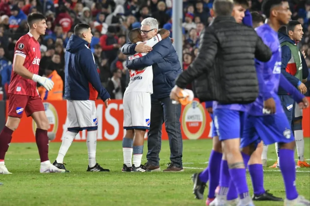 Álvaro Gutiérrez celebra la clasificación con Diego Zabala