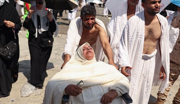 Una mujer afectada por el calor abrasador es empujada en una silla de ruedas en las afueras de La Meca.