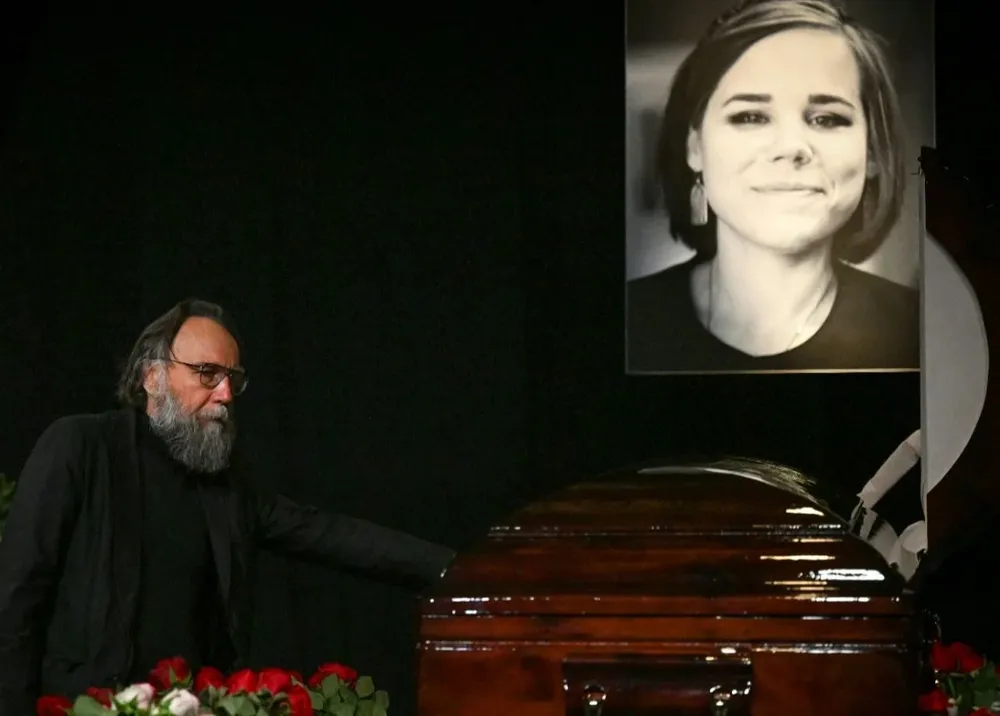 Alexander Duguin junto al ataúd de su hija, Daria Dúguin, en el funeral de ella.