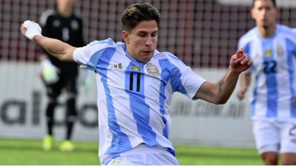 Giuliano Simeone con la selección de Argentina y la mano vendada como El Pistolero