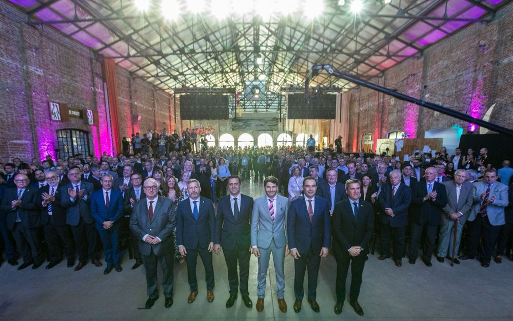 Los gobernadores de Juntos por el Cambio y el peronismo no K exploran acuerdos para hacer un bloque contra el Presupuesto 2025.