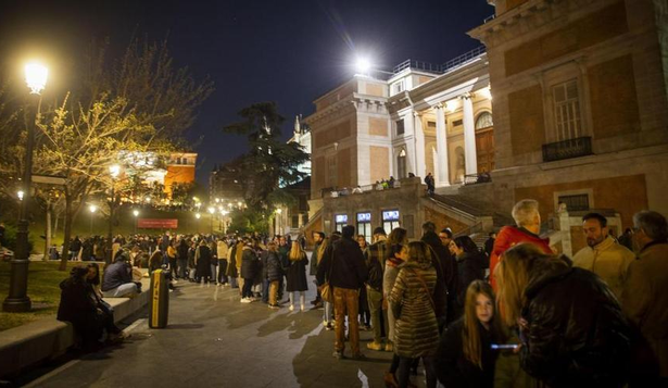 Cientos de visitantes acuden a las recorridas nocturnas del Museo del Prado.