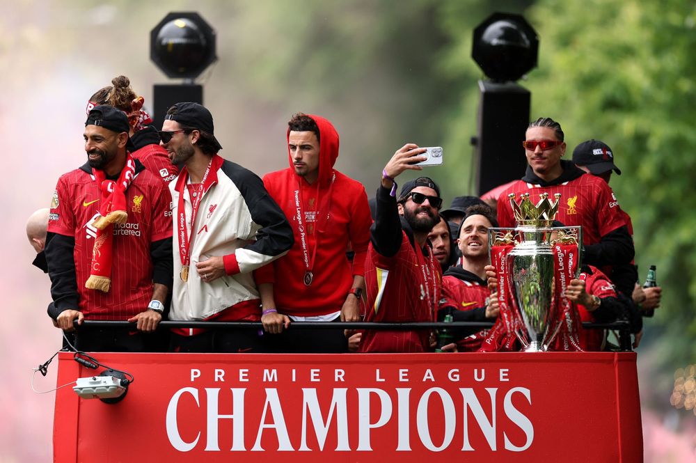 Darwin Núñez en el frente del ómnibus de los campeones de la Premier League de Liverpool Darwin Núñez en el frente del ómnibus de los campeones de la Premier League de Liverpool