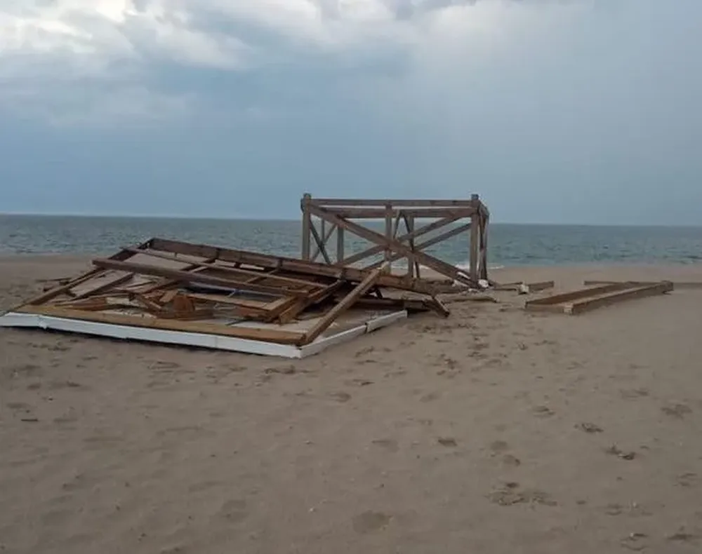 Casetas de guardavidas tiradas por el viento en Punta del Este durante una tormenta