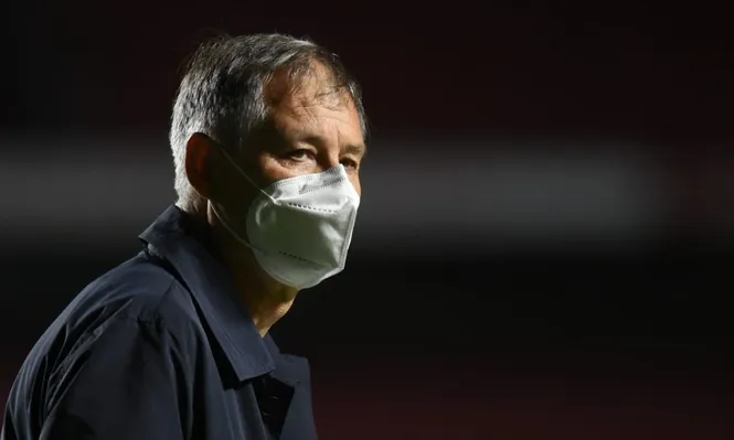 El DT argentino Ariel Holan en su paso por Santos