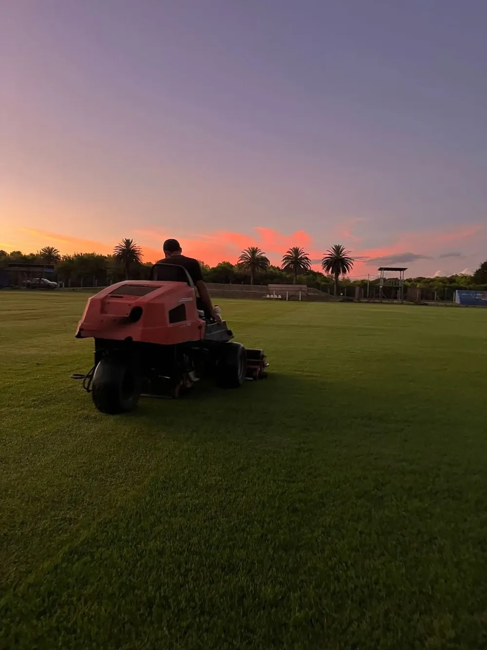 Corte de pasto en Atenas de San Carlos