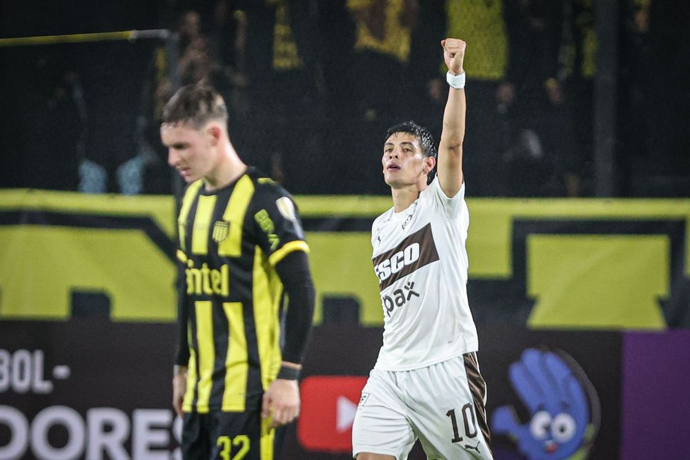 Franco Zapiola celebra el segundo gol de Platense contra Peñarol