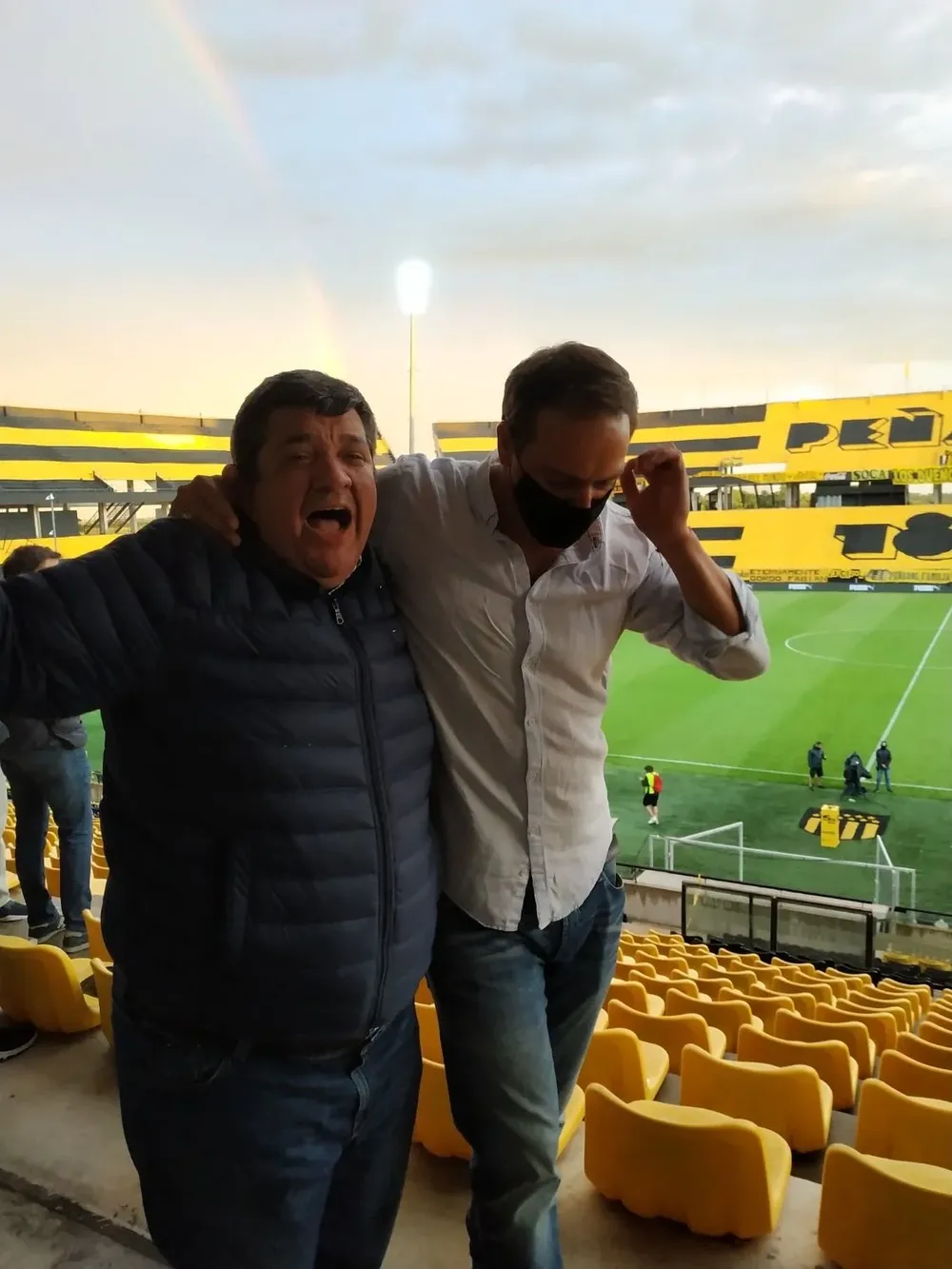 Barrera y Ruglio celebrando en el Estadio Campeón del Siglo