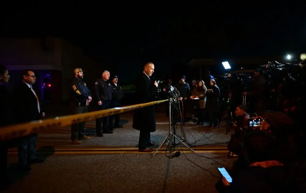 El sospechoso huyó de la escena y su detención sigue pendiente, dijo Andrew Meyer, de la oficina del Sheriff de Los Ángeles