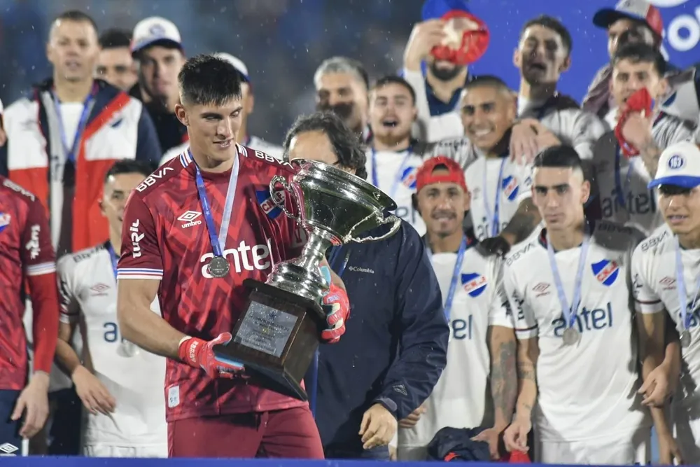 Sergio Rochet con el trofeo del Intermedio
