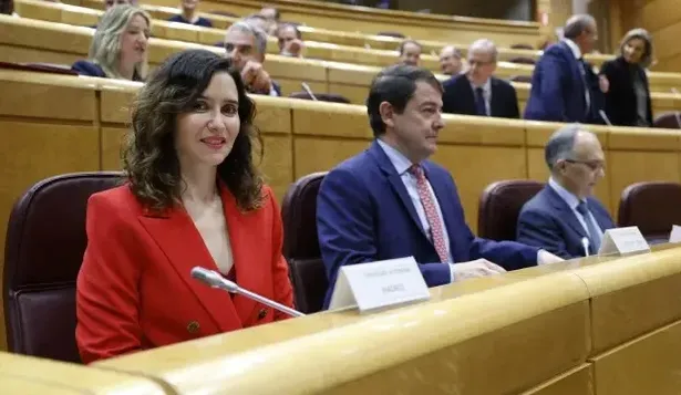 La presidenta de la Comunidad de Madrid, Isabel Díaz Ayuso en el Senado junto al presidente de Castilla y León, Alfonso Fernández Mañueco.