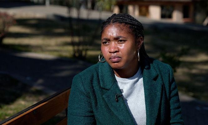 Lineo Raphoka dirige un grupo de apoyo a personas con problemas de salud mental que han pensado en suicidarse.