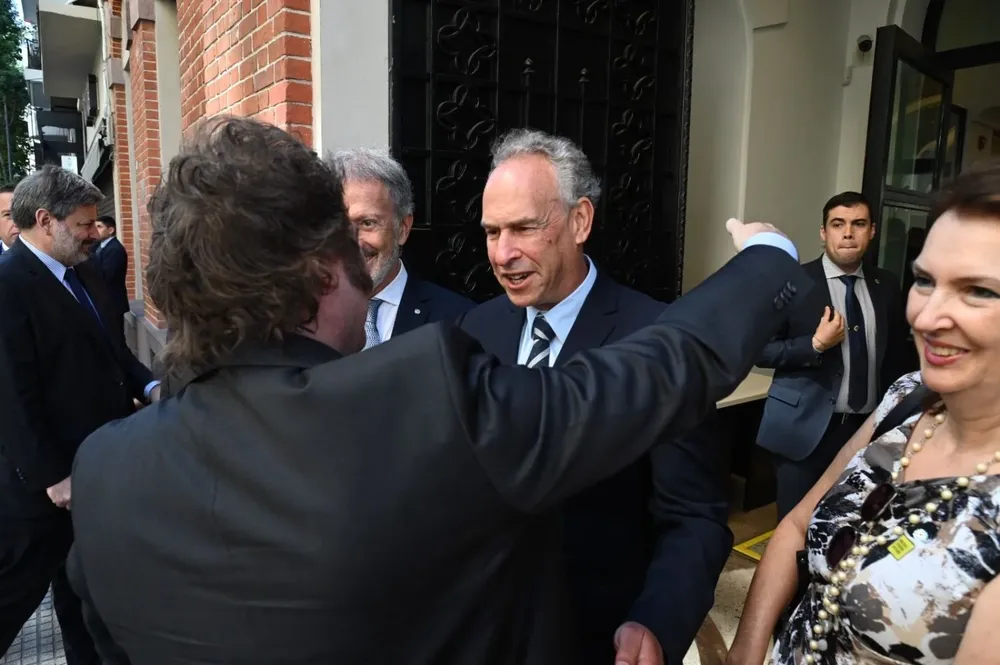 El presidente Milei saluda a Marcelo Mindlin, presidente del Museo del Holocausto