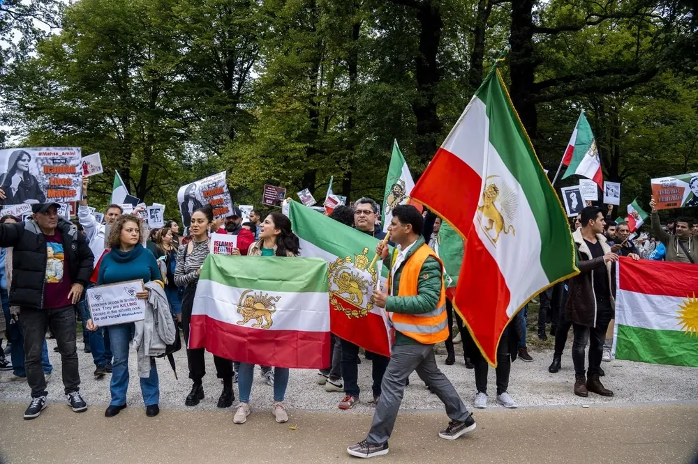 Manifestantes protestan contra el régimen iraní en La Haya