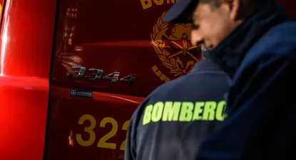 Bomberos trabaja para extinguir un incendio en Las Piedras