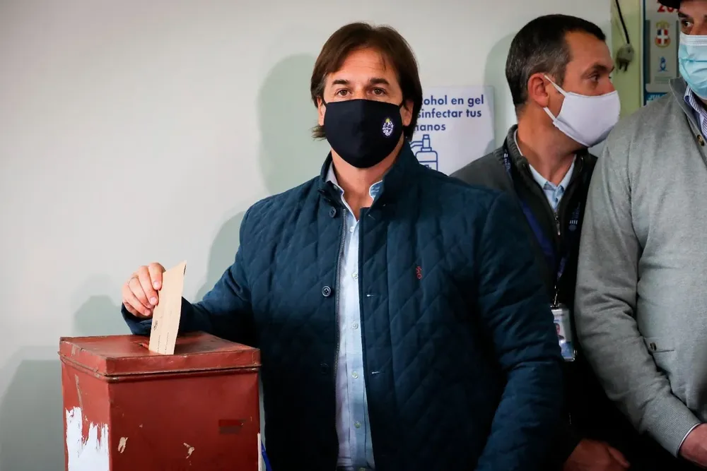 Presidente Luis Lacalle Pou votando